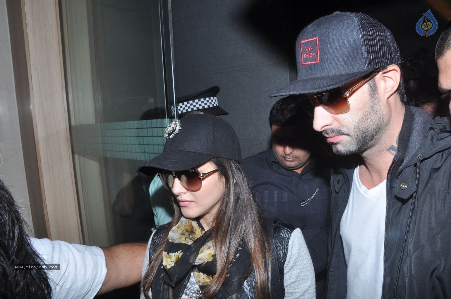 Sunny Leone Arrives Hyd for New Year Bash - 36 / 51 photos