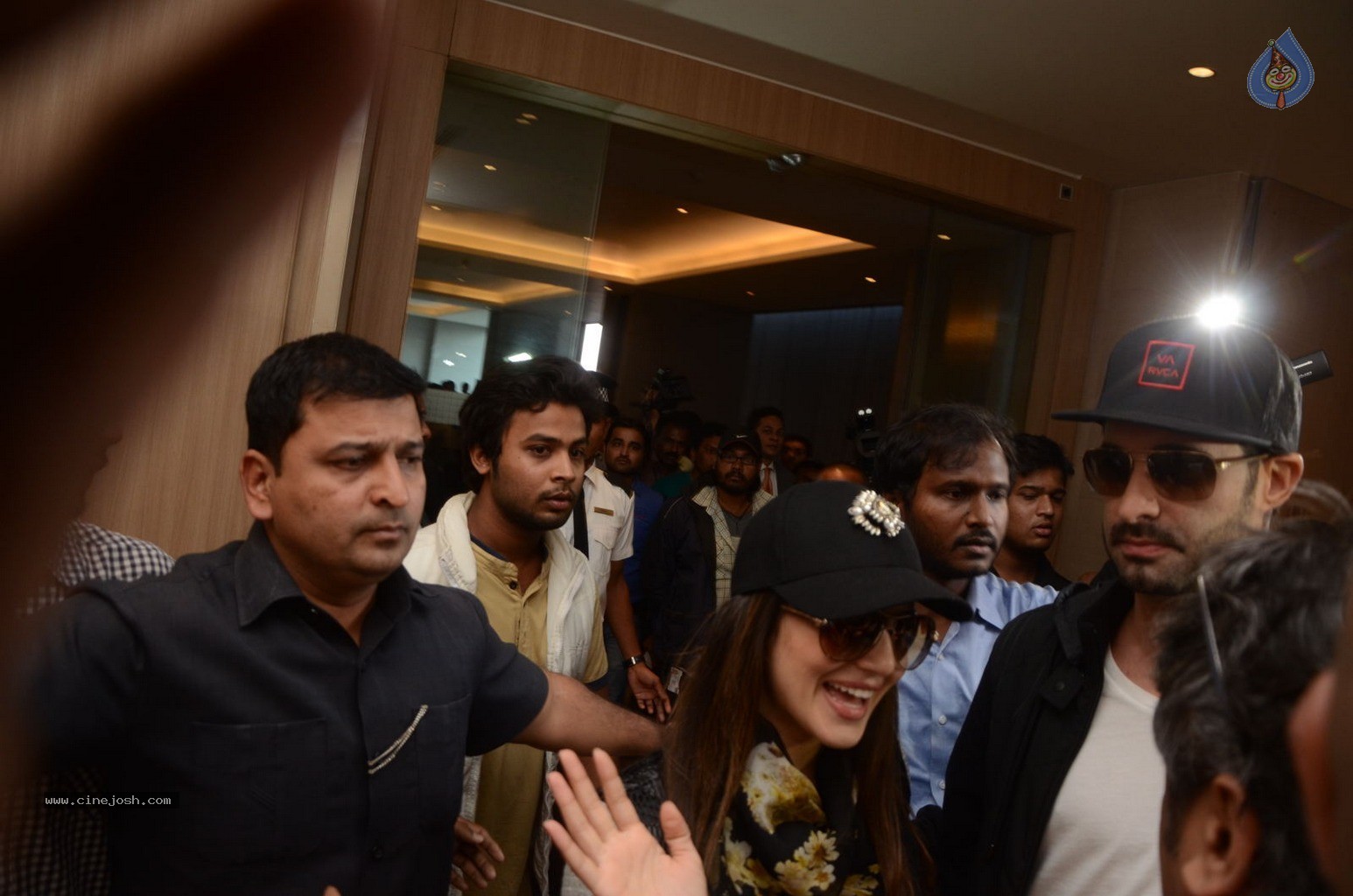Sunny Leone Arrives Hyd for New Year Bash - 43 / 51 photos