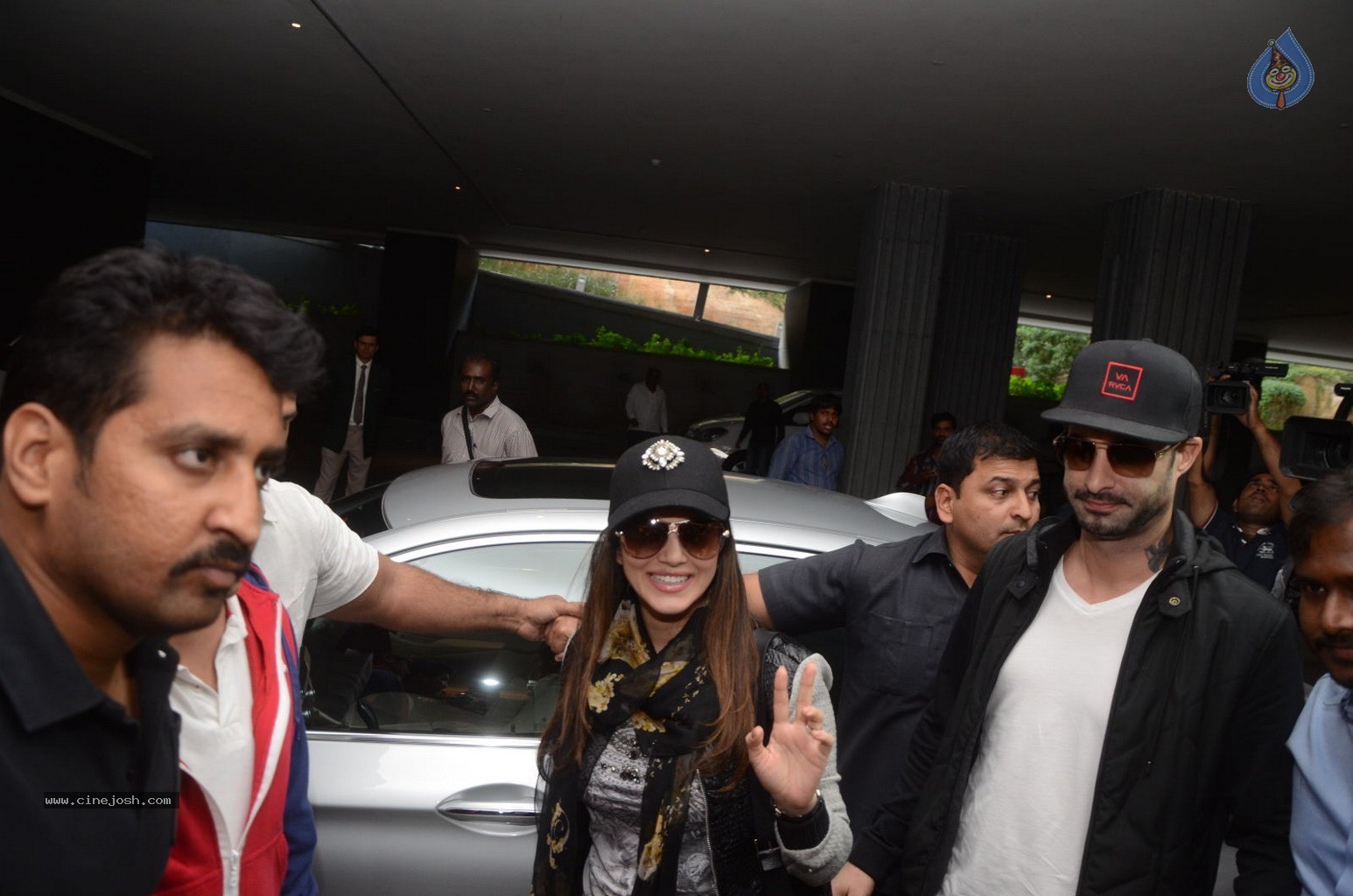 Sunny Leone Arrives Hyd for New Year Bash - 49 / 51 photos