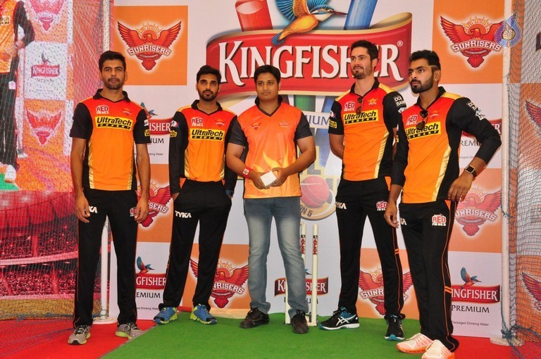 Sunrisers Team at Inorbit Mall - 3 / 28 photos