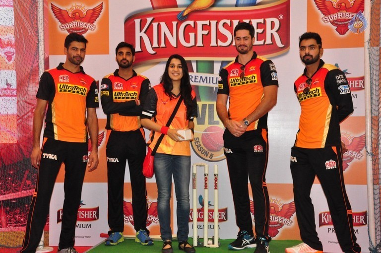 Sunrisers Team at Inorbit Mall - 10 / 28 photos