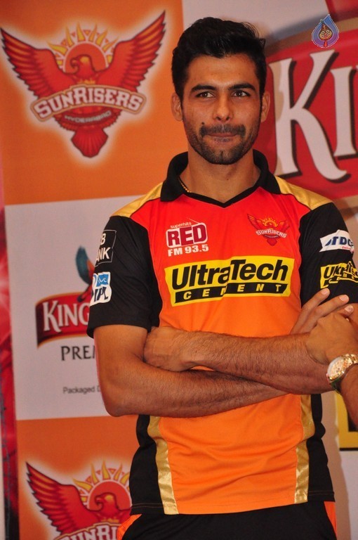 Sunrisers Team at Inorbit Mall - 12 / 28 photos