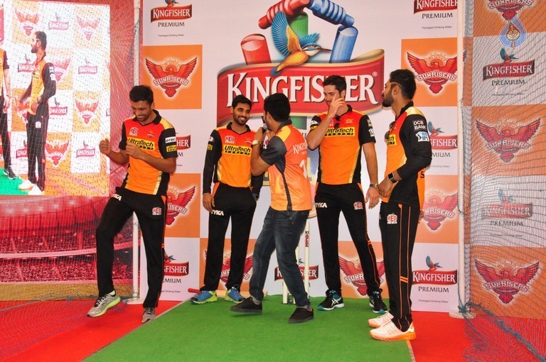 Sunrisers Team at Inorbit Mall - 20 / 28 photos
