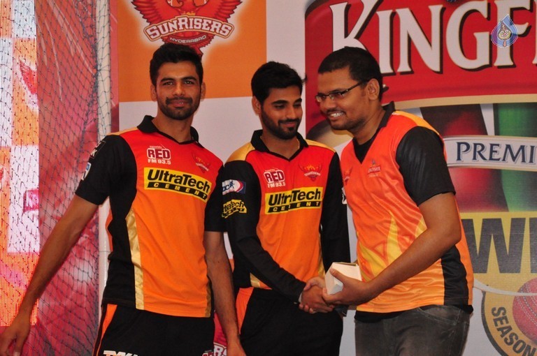 Sunrisers Team at Inorbit Mall - 21 / 28 photos