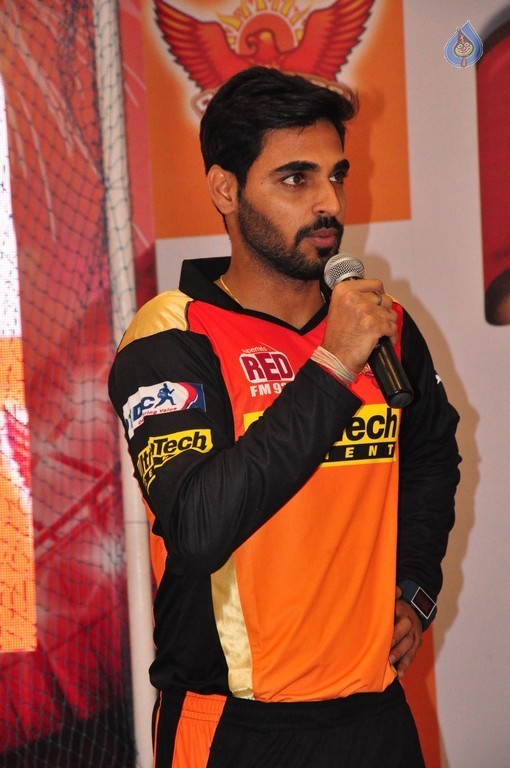 Sunrisers Team at Inorbit Mall - 22 / 28 photos