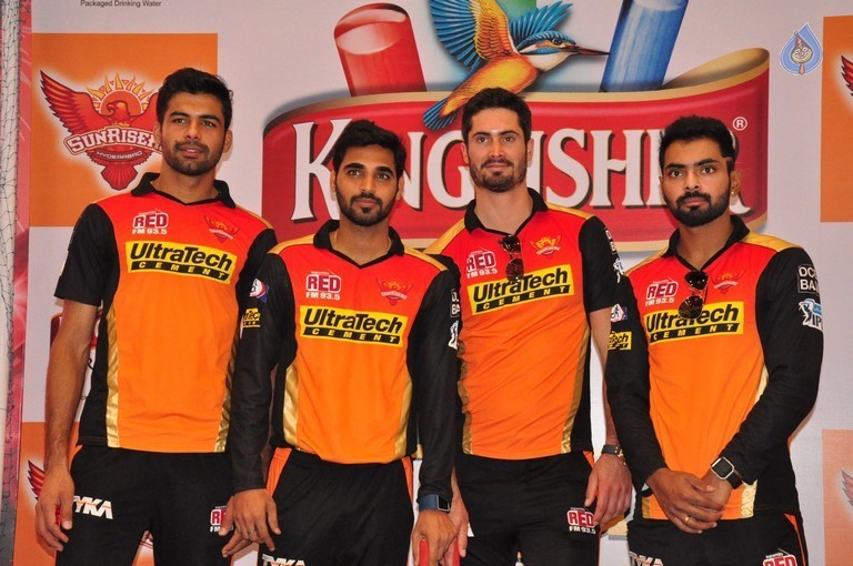 Sunrisers Team at Inorbit Mall - 23 / 28 photos