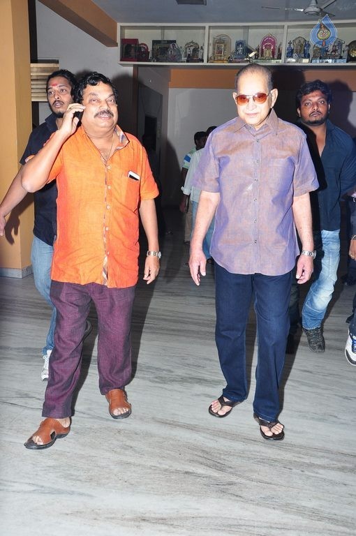 Super Star Krishna at Srimanthudu Screening  - 21 / 33 photos