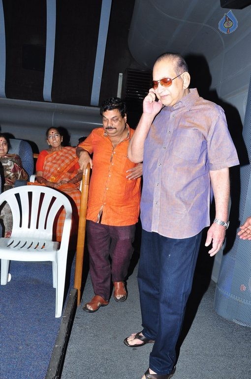 Super Star Krishna at Srimanthudu Screening  - 25 / 33 photos