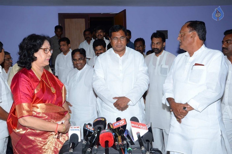 T Congress Leaders Watches Rudramadevi Movie - 23 / 33 photos