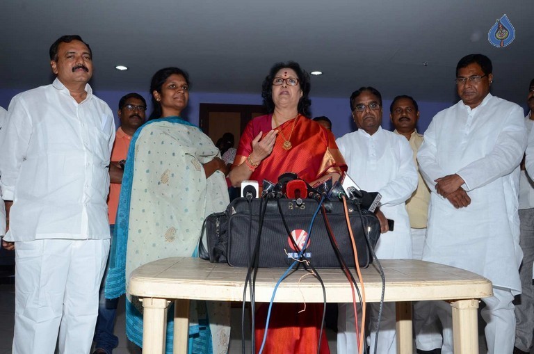 T Congress Leaders Watches Rudramadevi Movie - 25 / 33 photos