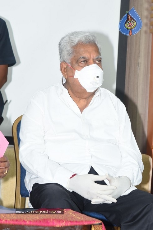 Talasani Meets Film Industry - 20 / 42 photos