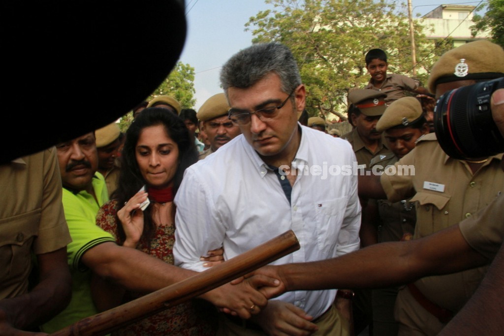 Tamil Celebrities Voting Photos - 42 / 108 photos