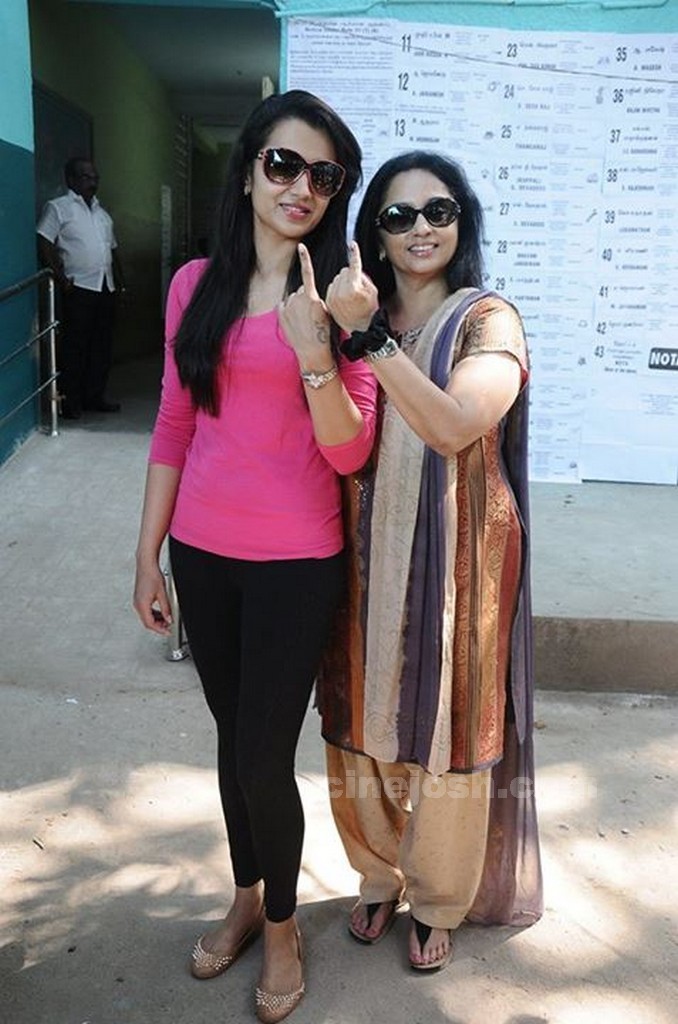 Tamil Celebrities Voting Photos - 44 / 108 photos