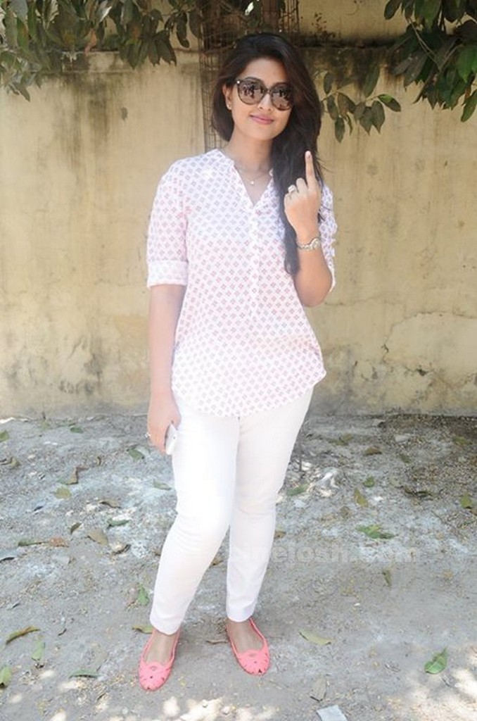 Tamil Celebrities Voting Photos - 76 / 108 photos