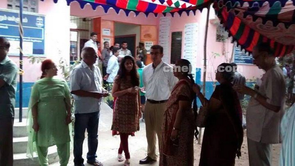 Tamil Celebrities Voting Photos - 93 / 108 photos