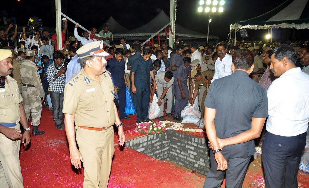 Tamil Nadu CM Jayalalithaa Final Journey Photos - 30 / 147 photos