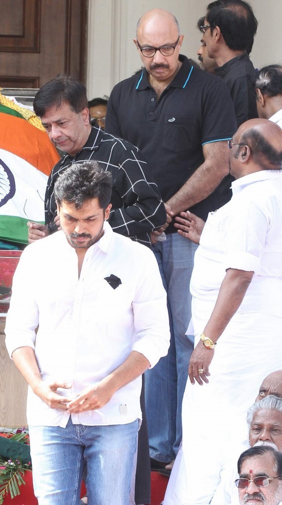 Tamil Nadu CM Jayalalithaa Final Journey Photos - 105 / 147 photos