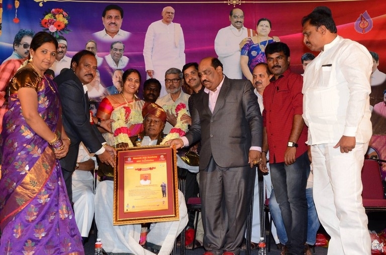Telugu Cinema World Records Felicitation Press Meet - 31 / 42 photos
