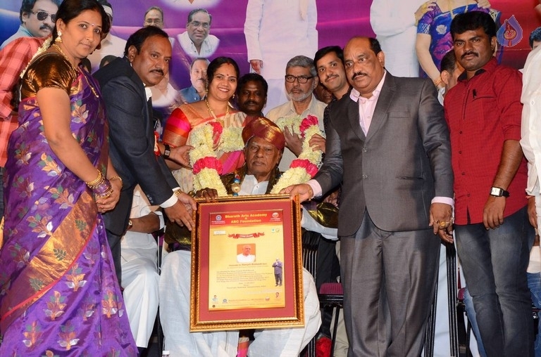 Telugu Cinema World Records Felicitation Press Meet - 33 / 42 photos