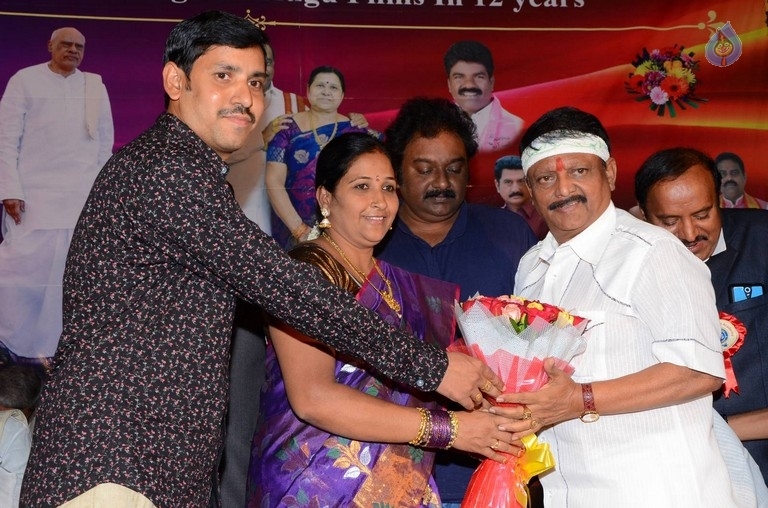 Telugu Cinema World Records Felicitation Press Meet - 40 / 42 photos