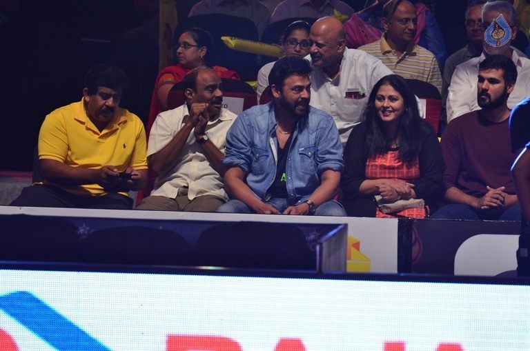 Telugu Titans Vs Bengal Warriors Kabaddi Match Photos - 3 / 78 photos