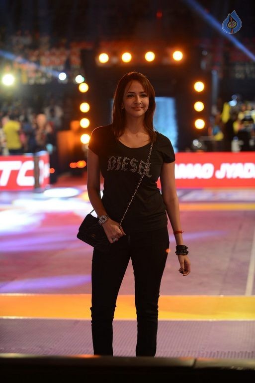 Telugu Titans Vs Bengal Warriors Kabaddi Match Photos - 11 / 78 photos