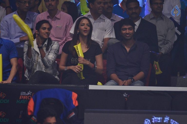 Telugu Titans Vs Bengal Warriors Kabaddi Match Photos - 18 / 78 photos