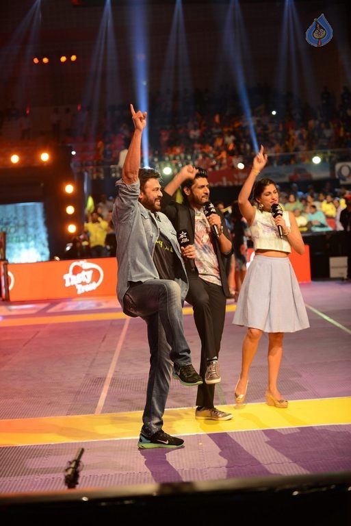 Telugu Titans Vs Bengal Warriors Kabaddi Match Photos - 36 / 78 photos