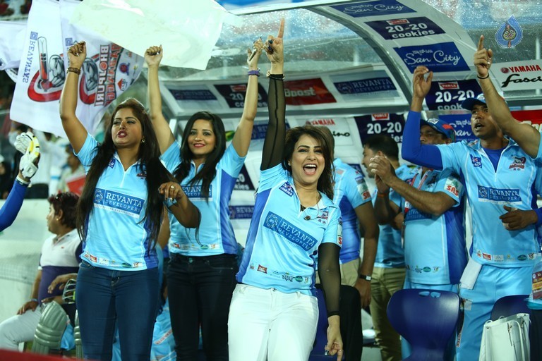 Telugu Warriors Vs Bhojpuri Dabanggs Match - 9 / 41 photos