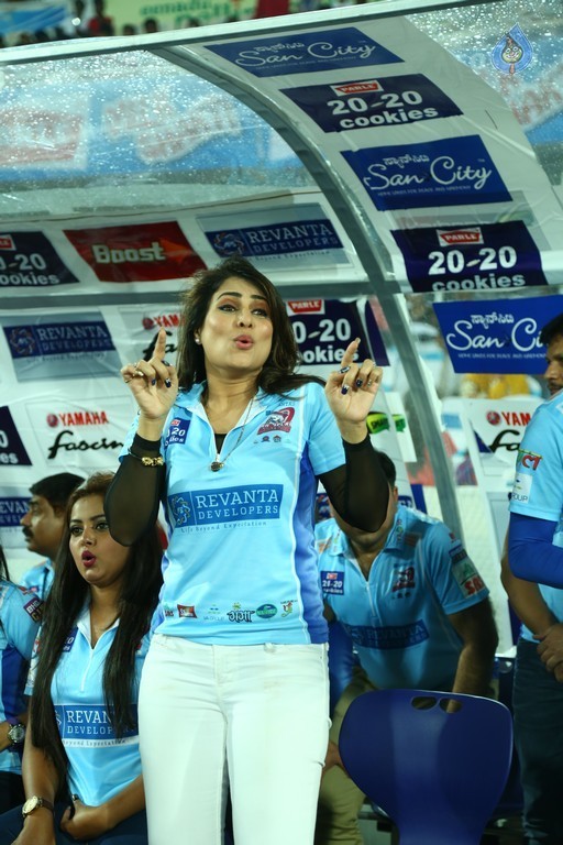 Telugu Warriors Vs Bhojpuri Dabanggs Match - 10 / 41 photos