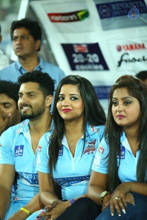 Telugu Warriors Vs Bhojpuri Dabanggs Match - 13 / 41 photos