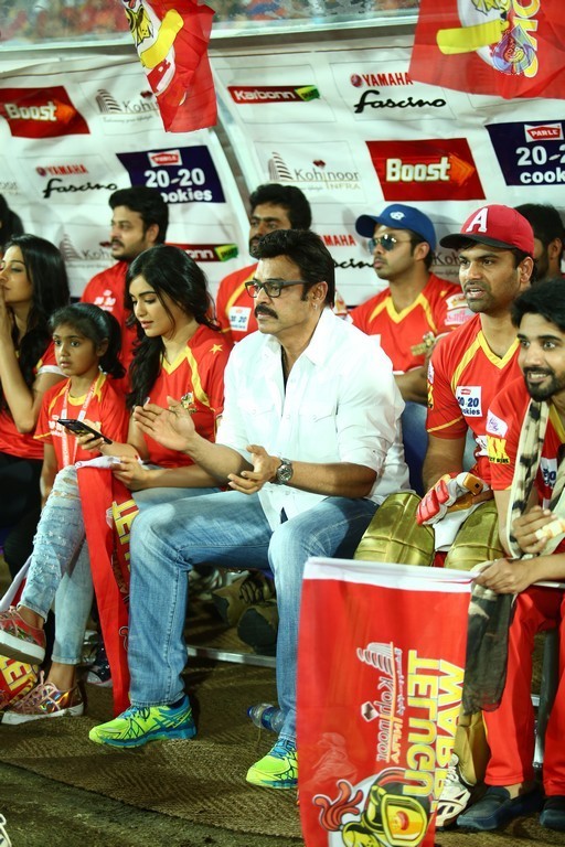Telugu Warriors Vs Bhojpuri Dabanggs Match - 14 / 41 photos