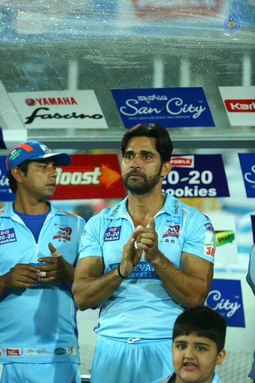 Telugu Warriors Vs Bhojpuri Dabanggs Match - 18 / 41 photos