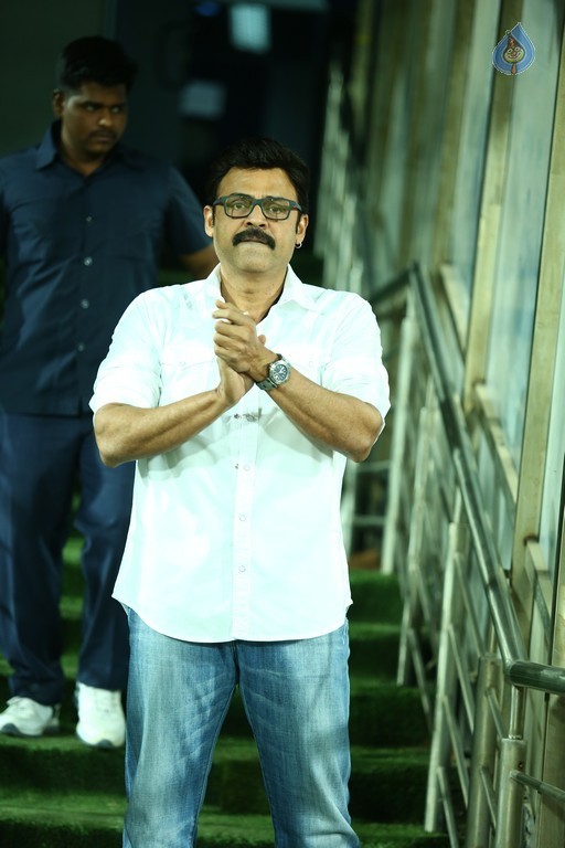 Telugu Warriors Vs Bhojpuri Dabanggs Match - 21 / 41 photos