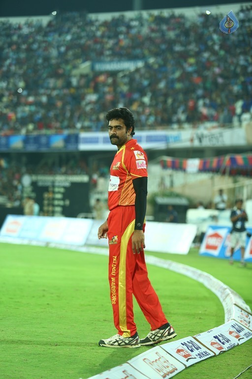 Telugu Warriors Vs Bhojpuri Dabanggs Match - 24 / 41 photos