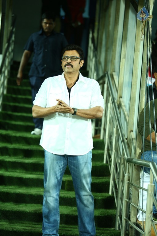 Telugu Warriors Vs Bhojpuri Dabanggs Match - 28 / 41 photos