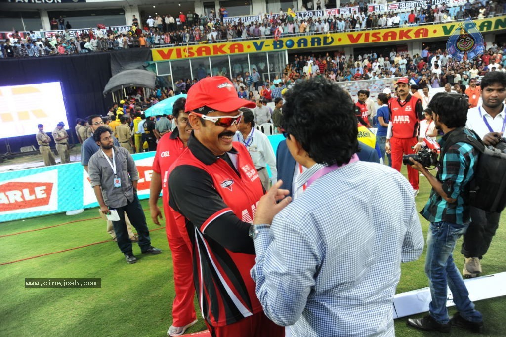 Telugu Warriors Vs Karnataka Bulldozers Match Photos 01 - 2 / 86 photos