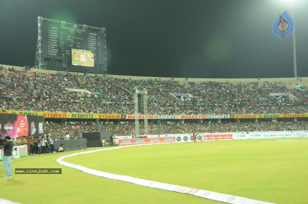 Telugu Warriors Vs Karnataka Bulldozers Match Photos 01 - 12 / 86 photos