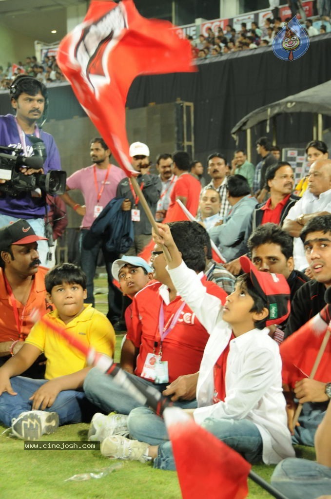 Telugu Warriors Vs Karnataka Bulldozers Match Photos 01 - 75 / 86 photos