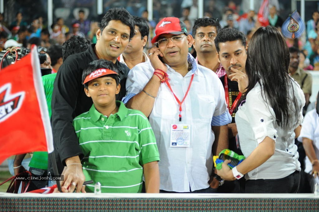 Telugu Warriors Vs Karnataka Bulldozers Match Photos 02 - 7 / 70 photos