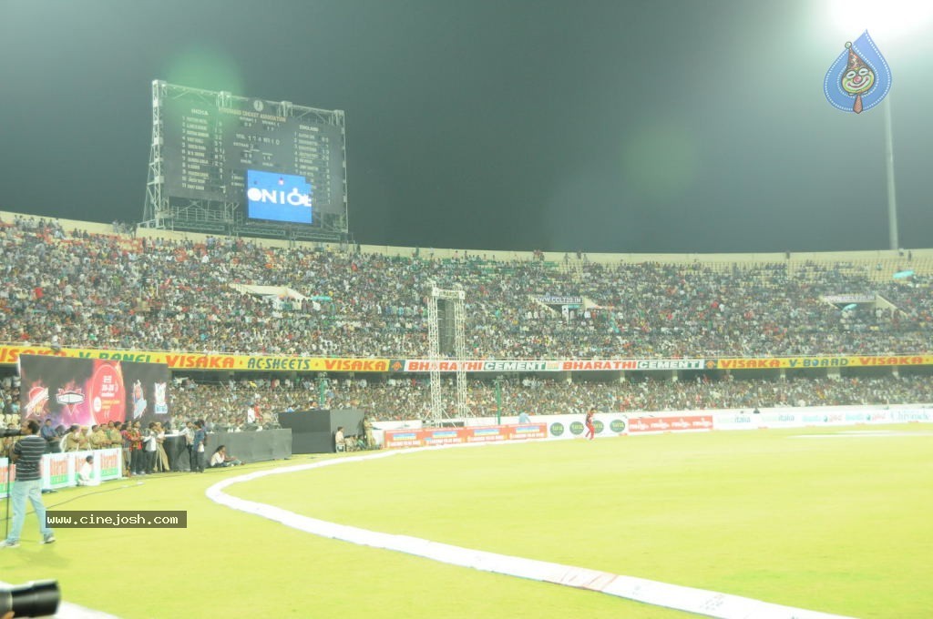 Telugu Warriors Vs Karnataka Bulldozers Match Photos 02 - 21 / 70 photos