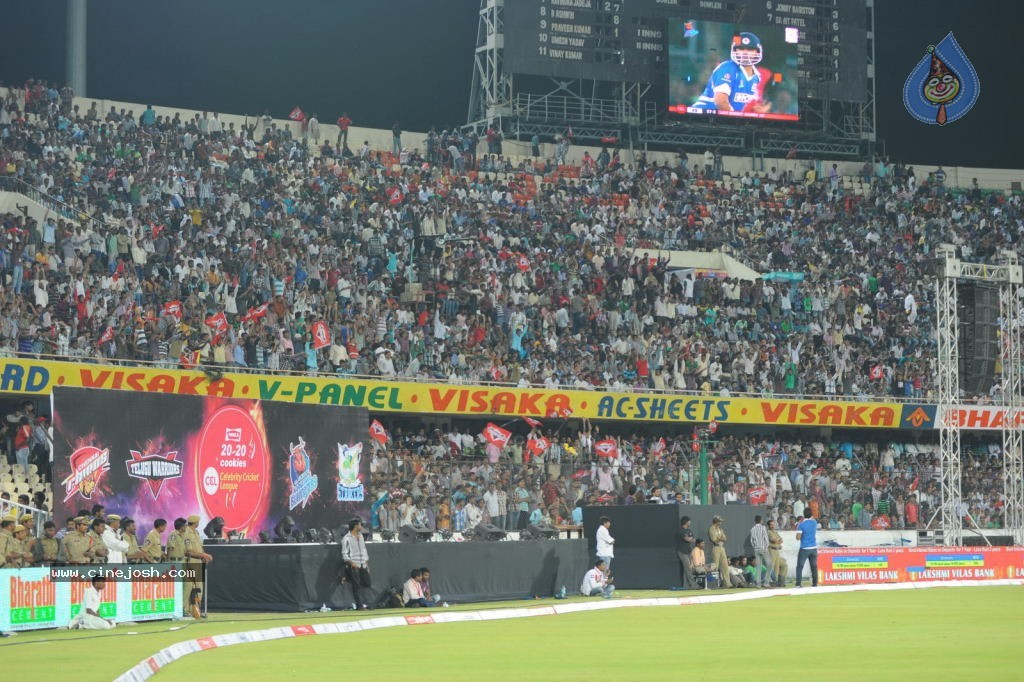 Telugu Warriors Vs Karnataka Bulldozers Match Photos 02 - 22 / 70 photos