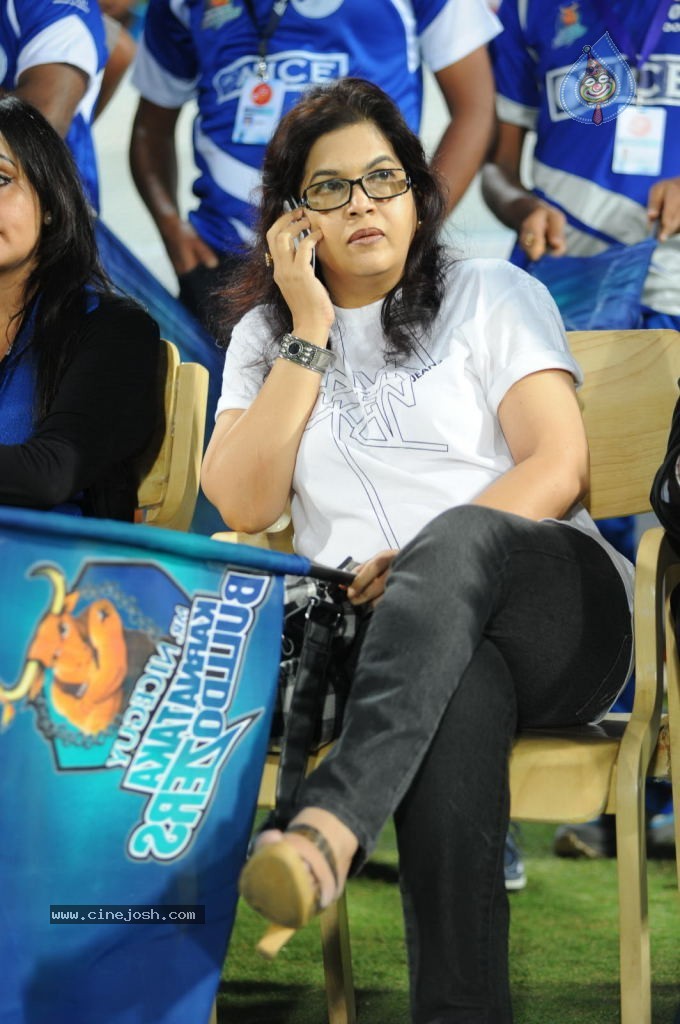Telugu Warriors Vs Karnataka Bulldozers Match Photos 02 - 24 / 70 photos