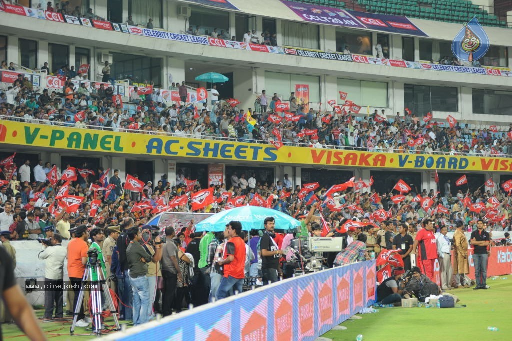 Telugu Warriors Vs Karnataka Bulldozers Match Photos 02 - 25 / 70 photos