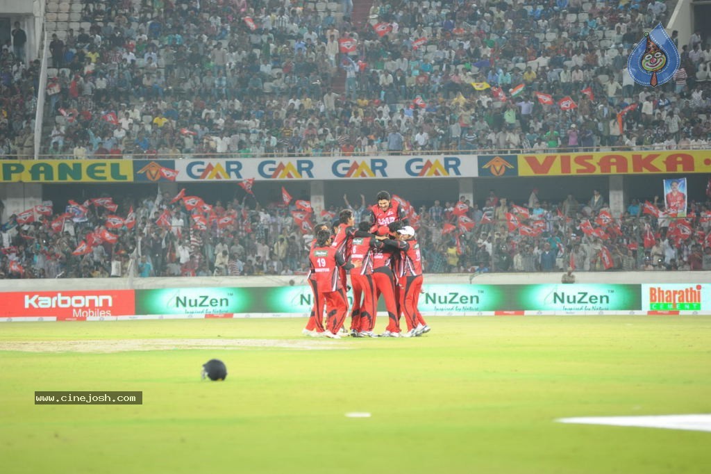 Telugu Warriors Vs Karnataka Bulldozers Match Photos 02 - 32 / 70 photos