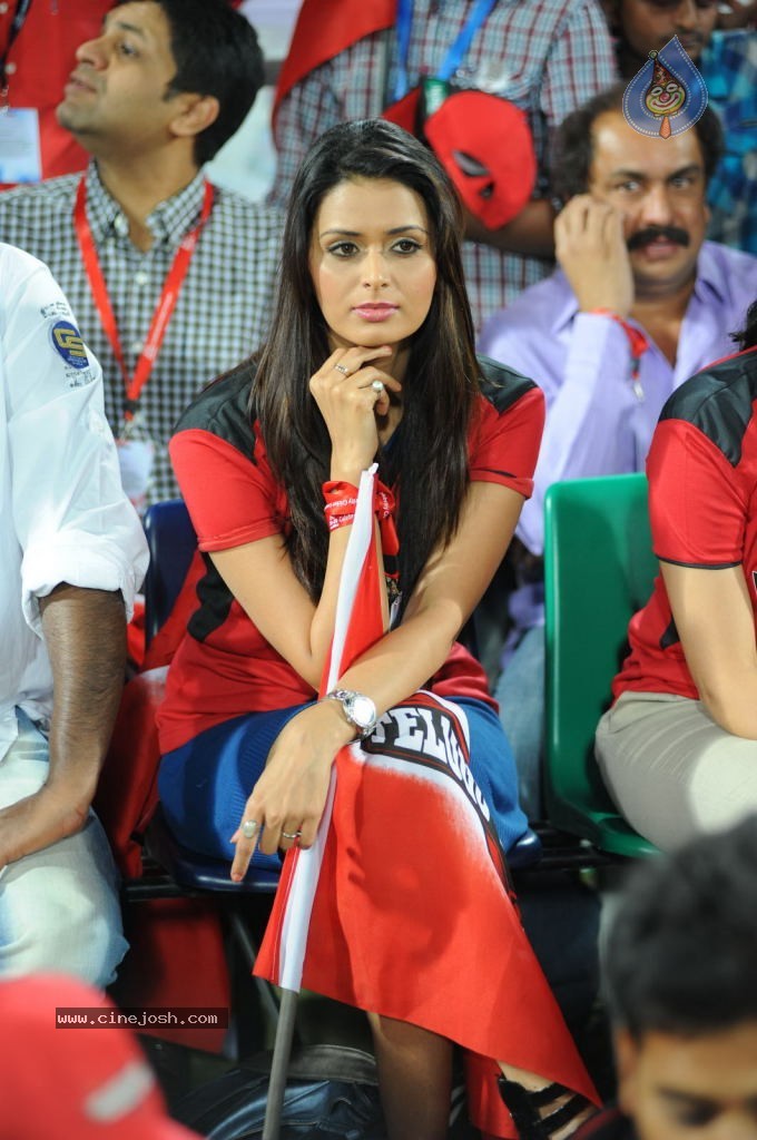 Telugu Warriors Vs Karnataka Bulldozers Match Photos 02 - 34 / 70 photos