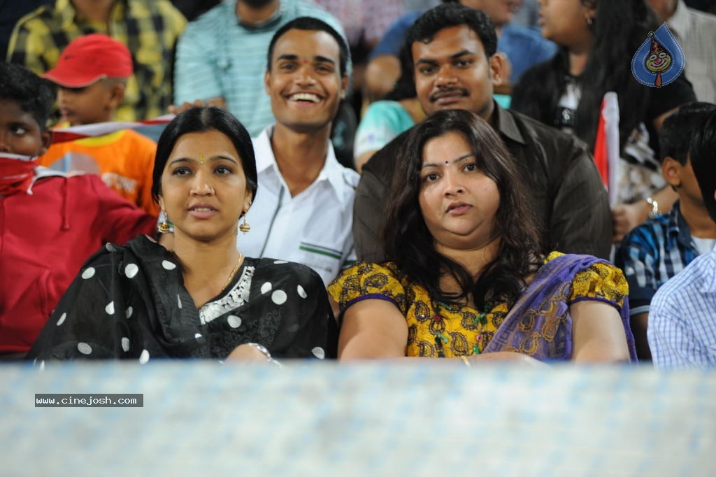 Telugu Warriors Vs Karnataka Bulldozers Match Photos 02 - 40 / 70 photos