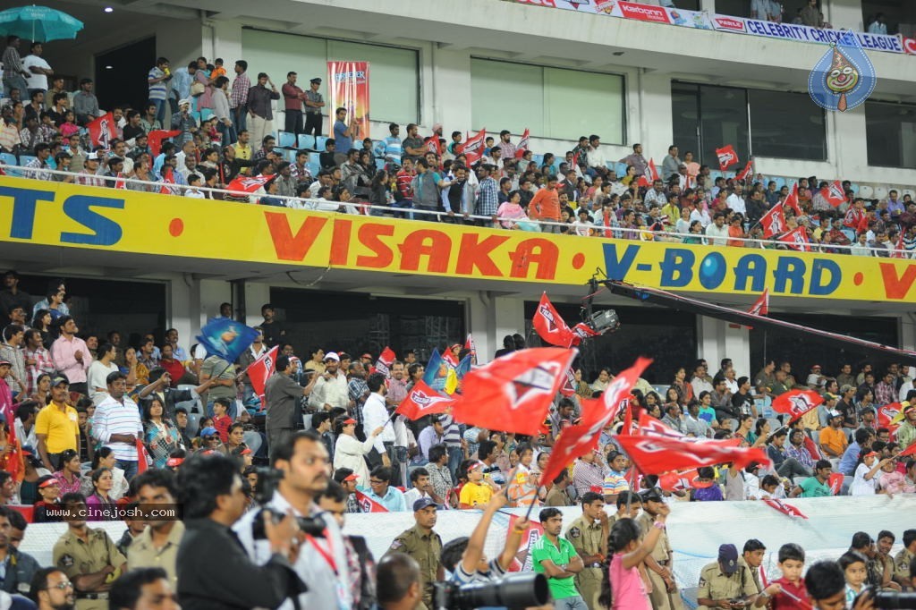 Telugu Warriors Vs Karnataka Bulldozers Match Photos 02 - 57 / 70 photos