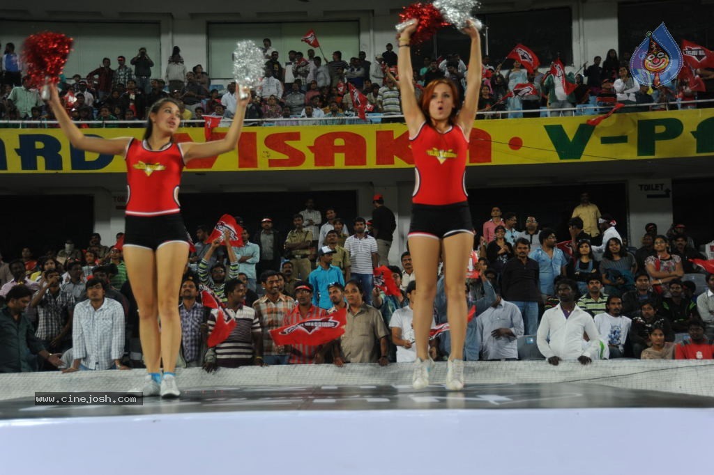 Telugu Warriors Vs Karnataka Bulldozers Match Photos 04 - 37 / 173 photos