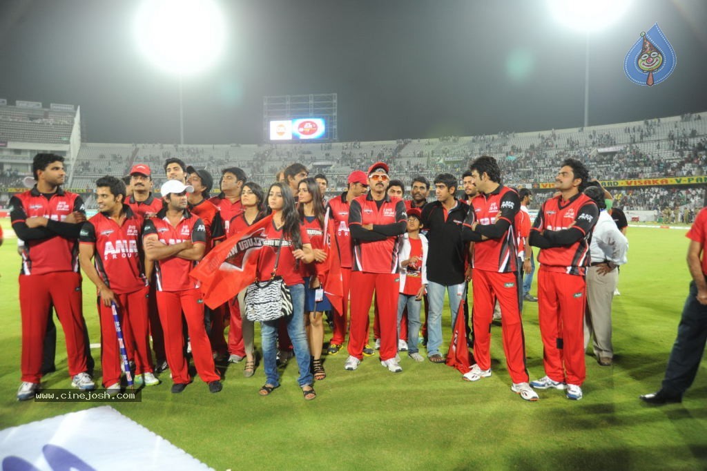 Telugu Warriors Vs Karnataka Bulldozers Match Photos 04 - 41 / 173 photos